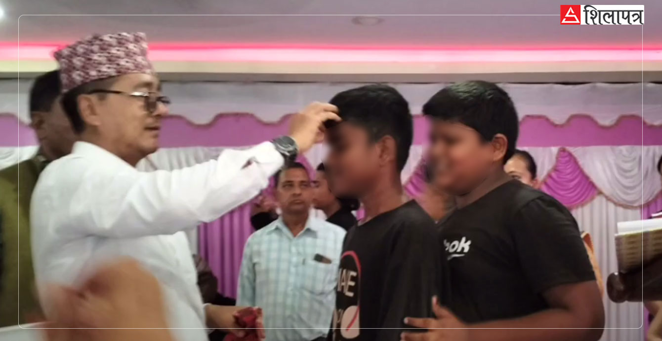 राप्रपा अध्यक्ष लिङ्देनले १४ वर्षे बालकलाई पार्टी प्रवेश गराए, भन्छन्- सदस्यता दिएकाे हाेइन (भिडियाेसहित)
